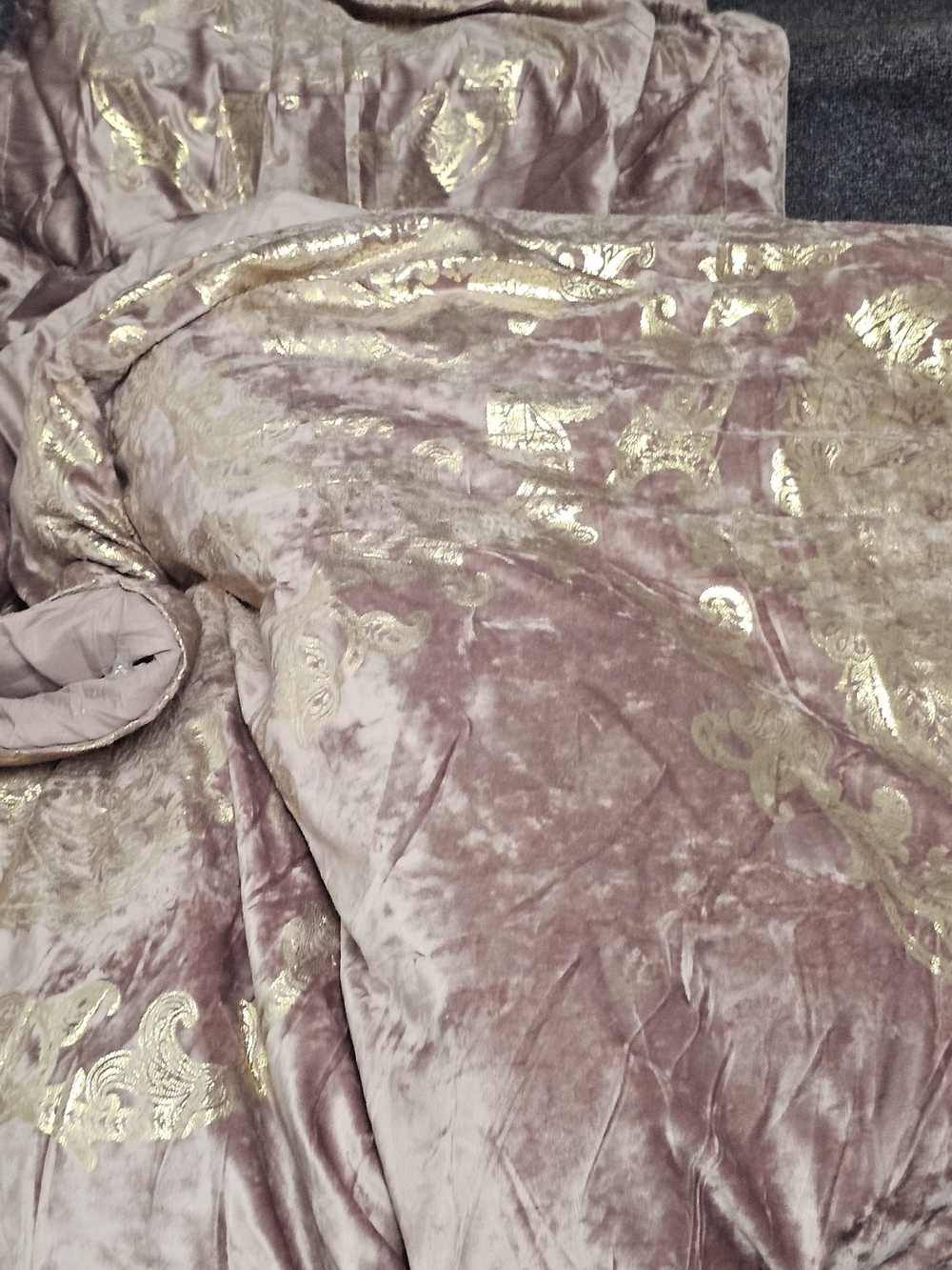 Luxury Velvet Gold-Accent Comforter - Blush Pink